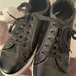 Black and silver tennis shoes